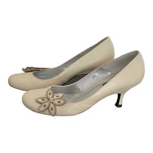 Schuh Cream Kitten Heels Round Toe Shoes With Appliqué Size 7 US, 38 Eur, 5 UK